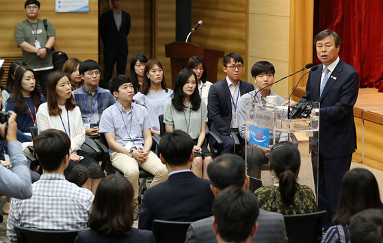 도종환 제50대 문화체육관광부 장관이 19일 취임했다.