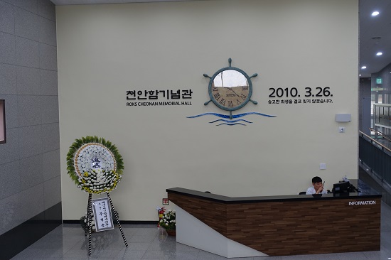 시간이 9시22분에 멈춰져 있는 벽시계.