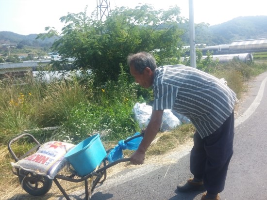 보령호가 바닥을 드러내며 마른 것은 처음있는 일이라고 말하는 임옥수 어르신