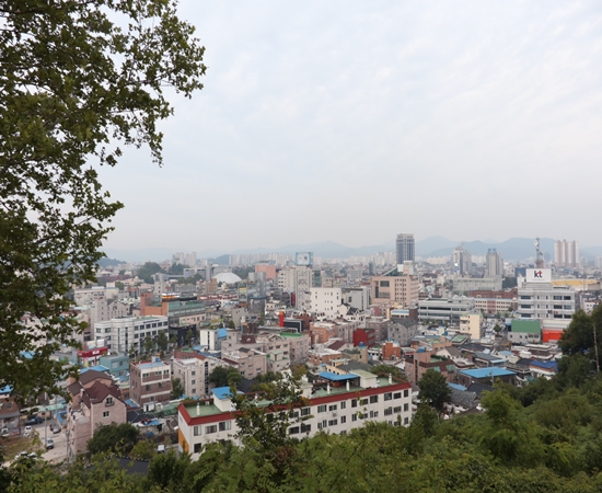 순국 학도 현충비에서 보이는 전주시 모습