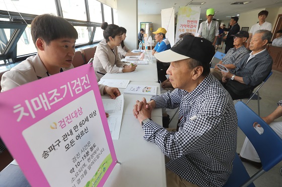 서울시 송파구청에서 열린 제1회 노인학대예방의 날 기념행사에서 어르신들이 치매 예방 조기 검진을 받고 있다.(사진=저작권자(c) 연합뉴스, 무단 전재-재배포 금지)