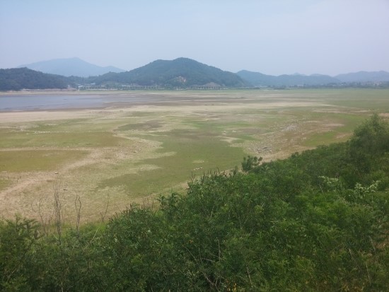 농업용수를 공급하는 청천저수지도 바닥을 드러내고 있다.