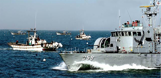 해군2함대사령부 소속 고속정이 연평도 인근 바다에서 꽃게를 잡고 있는 우리 어선들의 조업을 지원하고 있다.(사진=해군)