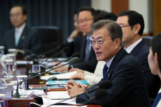 문재인 대통령이 21일 오후 청와대 본관 세종실에서 열린 일자리위원회 1차 회의를 주재하고 있다.