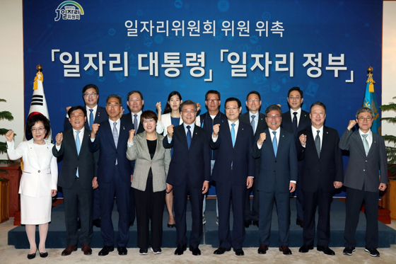 문재인 대통령이 21일 오후 청와대 본관에서 일자리위원회 위촉장 수여식을 마치고 위원들과 기념촬영을 하고 있다.