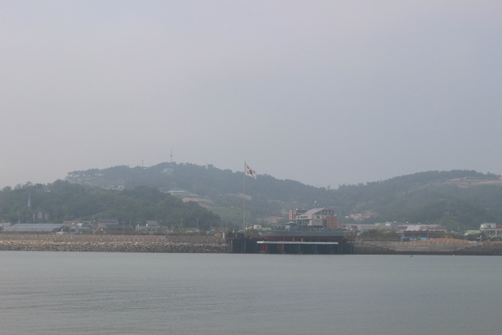 연평도 전경, 가운데에 있는 태극기가 펄럭이고 있다.