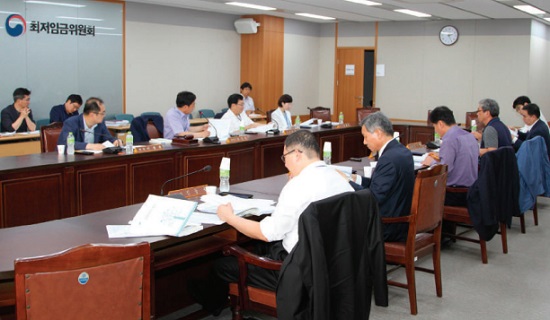최저임금위원회 활동모습(사진출처: 최저임금위원회 2016활동 보고서)