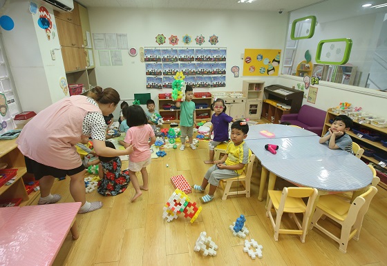 서울 성동구의 한 민간어린이집에서 어린이들이 수업을 받고 있다.(사진=저작권자(c) 연합뉴스, 무단 전재-재배포 금지) 