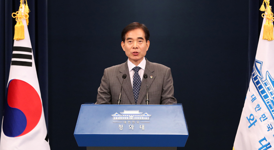 주영훈 대통령 경호실장이 22일 오후 청와대 춘추관 대브리핑실에서 50년 만에 청와대 앞길 전면개방 등에 대한 브리핑하고 있다. (사진=저작권자(c) 연합뉴스, 무단 전재-재배포 금지)