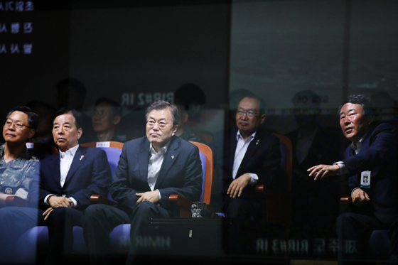 문재인 대통령이 23일 오전 국방과학연구소를 방문해 탄도미사일인 현무-2 발사시험을 참관하고 있다. (사진=청와대)