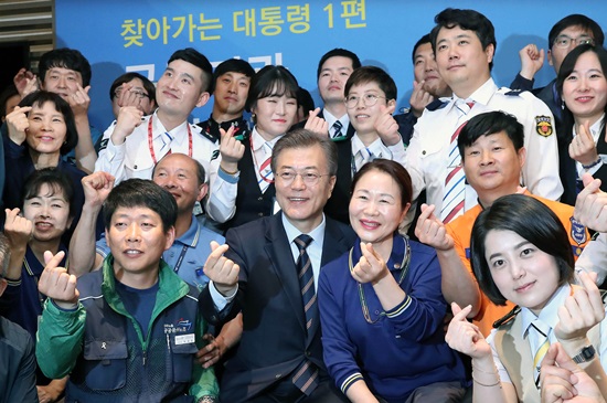 문재인 대통령이 인천 중구 인천공항공사에서 비정규직 관련 간담회를 마치고 참석자들과 기념촬영하고 있다.