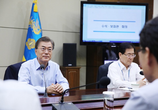 문재인 대통령이 22일 블라인드 채용 관련 발언을 하고 있는 모습(출처:청와대)