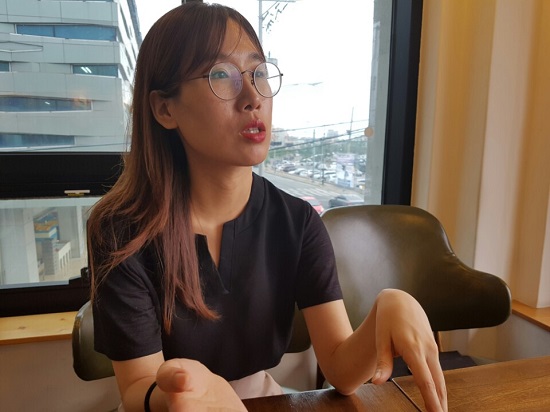 카페에서 블라인드 채용 관련 대화를 나누고 있는 필자의 모습