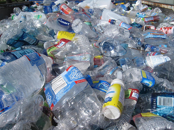 재활용을 기다리는 물병 등 플라스틱 폐기물. 플라스틱은 매립이나 소각이 어려워 재활용이 최선이다. (사진=스트리트 와이즈)