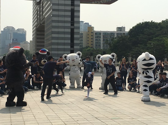신나는 비보잉 무대가 함께한 플래시몹. 