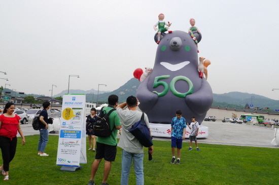 국립공원 50주년 마스코트인 대형 반달가슴곰 조형물에서 사람들이 사진을 찍고 있다.