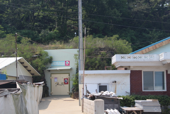 연평도 둘레길 곳곳에 위치한 대피소.