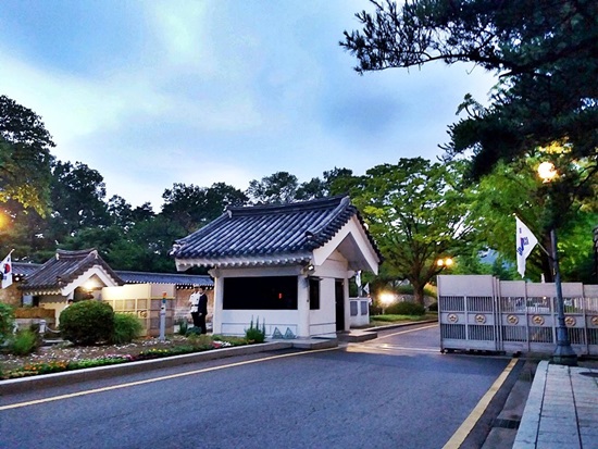 정각 8시 춘추관 앞 철문이 열리고 있는 모습 