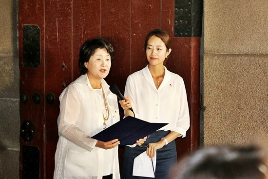 청와대 앞길 개방에 따른 인사말을 하고 있는 김정숙 영부인