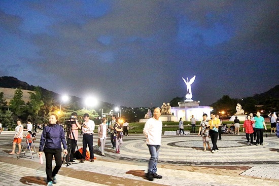 청와대 앞길 개방 첫날 청와대 분수대를 찾은 시민들