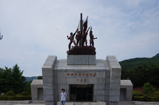 전적기념관 위에 있는 적적기념비의 모습이 우리 국군의 기상을 잘 표현하고 있다.