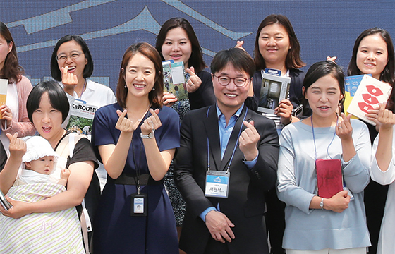 6월 9일 고민정 청와대 부대변인과 번개미팅 참석자들이 함께 기념사진을 찍고 있다.(사진=국정기획자문위원회)