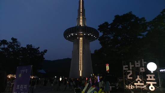 대전의 랜드마크인 한빛탑과 행사장이 잘 조화를 이룬다.