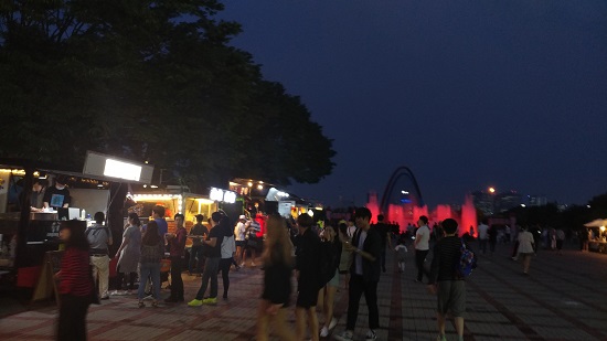 연인, 친구, 가족 등 다양한 연령대가 함께 행사를 즐기고 있었다.