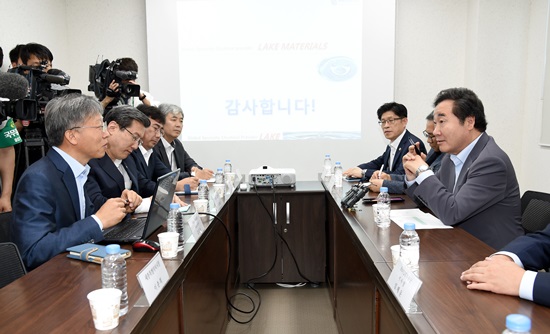 (주)레이크머티리얼즈 대표와 이야기를 나누고 있는 이낙연 총리.(사진=국무총리실)