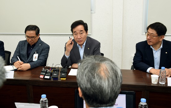 이야기를 나누고 있는 이낙연 총리와 기업 관계자들.(사진=국무총리실)