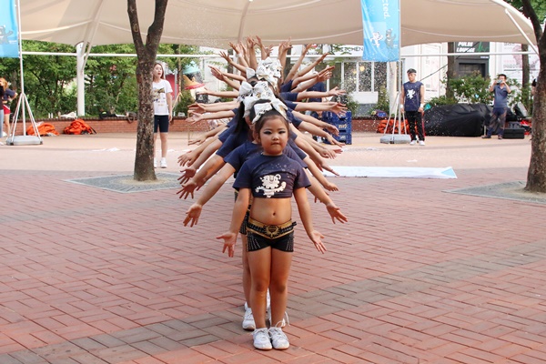 다양하고 고난이도의 치어리딩 공연을 보여 많은 국민들을 놀라게 만들었다