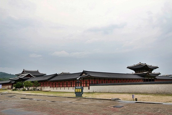 청와대 앞길이 시작되는 경복궁.