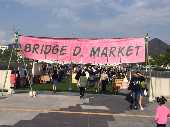 예술로 소통하는 브릿지 디 마켓(Bridge D. Market)이 매주 금요일 오후 5시~10시, 토요일 오후 2시~7시 ACC 하늘마당과 구름다리 일대에서 열린다. (사진 = 국립아시아문화전당)