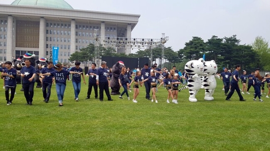 모두가 하나되는 시간, 플래시몹으로 평창올림픽을 응원하는 모습이다