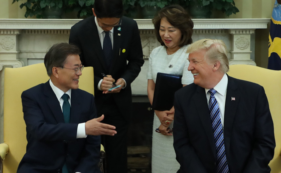 문재인 대통령과 도널드 트럼프 미국 대통령이 30일 오전(현지시간) 백악관에서 단독정상회담을 하고 있다.(사진=저작권자(c) 연합뉴스, 무단 전재-재배포 금지)