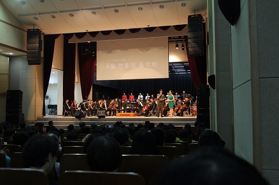 황광희 이병의 사회로 진행된 호국 정기음악회. 