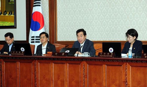 이낙연 국무총리 주재로 4일 오전 서울 세종로 정부서울청사에서 열린 국무회의에서 이 총리가 발언하고 있다.