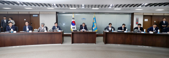 문재인 대통령이 4일 오전 청와대에서 국가안전보장회의를 주재하고 있다.