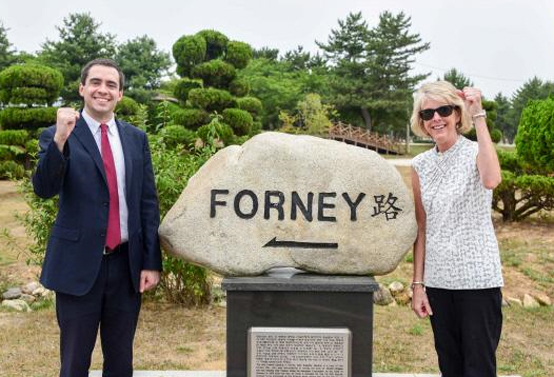 포항 해병대 1사단을 방문한 고(故) 에드워드 포니(Edward Forney) 대령의 증손자 벤 포니(Ben Forney·31) 씨와 외손녀 앨리스 크루그(Alice Krug·60).