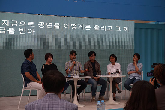 왼쪽부터 차례로 이원재 소장(문화정책센터), 김서령 선생(무용인희망연대), 이해성 상임대표(블랙리스트 타파와 공공성 확립을 위한 연극인회의), 최승훈 대외협력간사(문화산업 사드피해공동대책회의), 홍성민 선생(전국풍물단체연석회의), 고영재 이사장(한국독립영화협회)