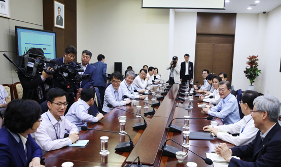 지난 달 22일 청와대 여민관에서 열린 수석보좌관 회의. 문재인 대통령은 이자리에서 “올해 하반기부터 공무원이나 공공부문 채용할 때 블라인드 채용제를 실시했으면 한다”고 밝혔다.(사진=청와대)