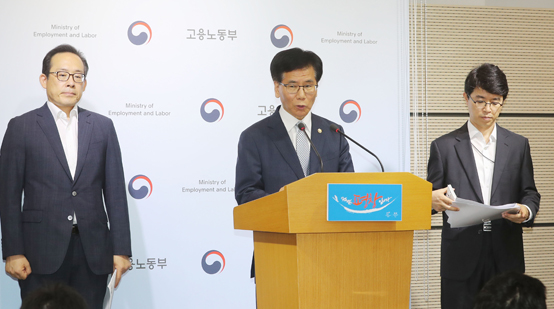 이성기 고용노동부 차관(가운데)이 5일 정부세종청사 노동부 제3브리핑룸에서 공공부문 블라인드 채용 방안에 관해 설명하며 "민간 기업 도입을 위한 지원도 확대하겠다"고 말하고 있다. <저작권자(c) 연합뉴스, 무단 전재-재배포 금지>