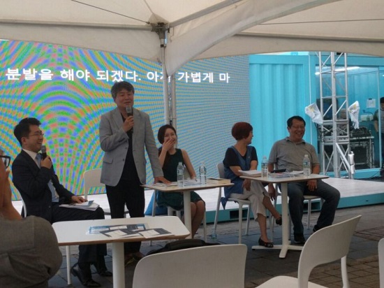 강원국 작가가 대통령에게 권하는 책.(왼쪽부터 박재홍 아나운서, 강원국 작가, 김세나 대표, 노혜경 시인, 한기호 소장 순)