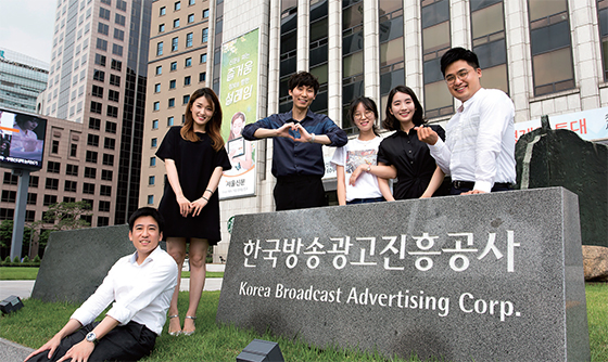 2016년도 신입사원 6명. 한국방송광고진흥공사는 매년 당해 연도 채용된 신입사원들의 면접 후기를 듣고 채용 개선사항을 도출한다.(사진=한국방송광고진흥공사)