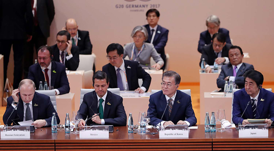 문재인 대통령이 7일 오전(현지시간) 독일 함부르크 G20 정상회의장에서 열린 G20 정상회의 세션1 및 업무오찬에 참석하고 있다. (사진=청와대)