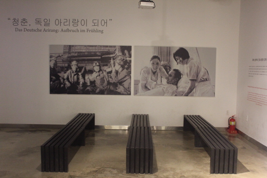 남해 파독전시관에 선보이고 있는 파독 노동자들의 사진.