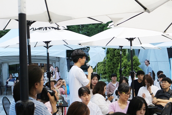 플로어 발언을 하는 한 교사.