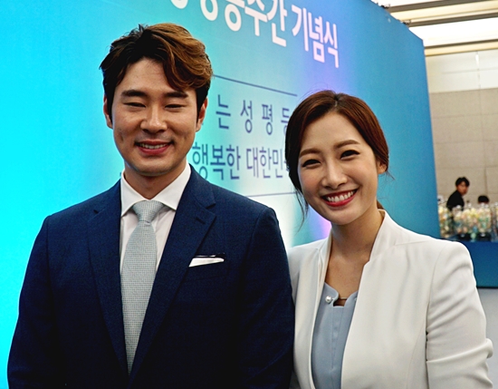 오늘 오기 잘했다는 사회를 맡은 부부 아나운서 조충현, 김민정 씨.