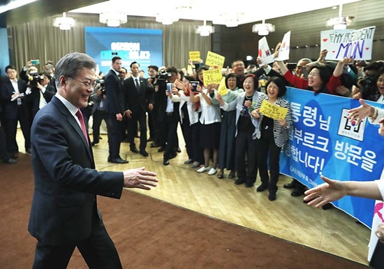 문재인 대통령이 7월 5일(현지시간) 독일 베를린 하얏트 호텔에서 열린 독일 동포 오찬 간담회에서 동포들과 인사를 나누기 위해 이동하고 있다.(출처=공감포토)