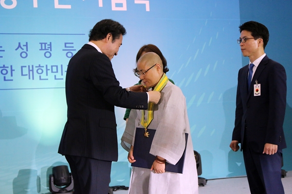 국민훈장동백장을 받은 여성긴급전화 1366 경북센터 양수옥 센터장